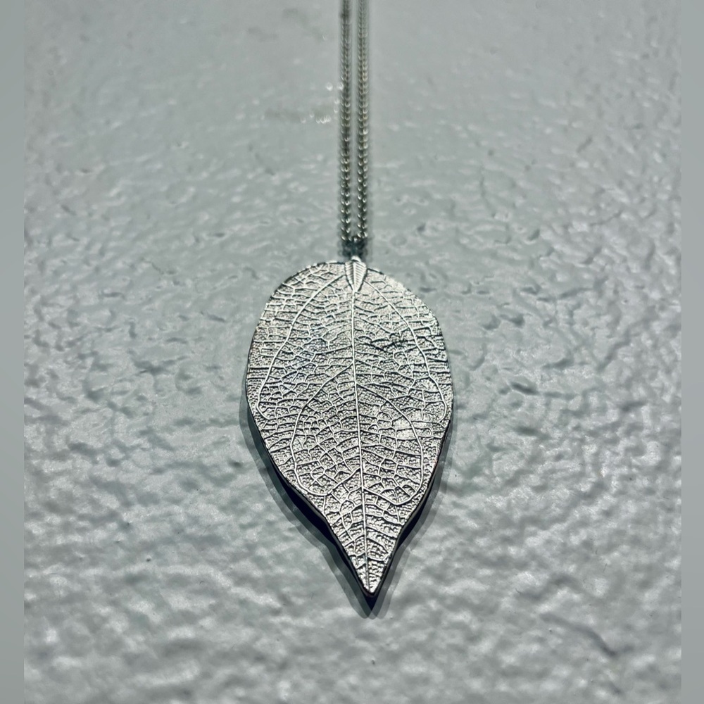 Vintage Silver-toned Leaf Pendant Necklace